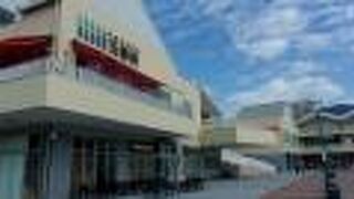 桟橋近くを再開発したショッピングモール