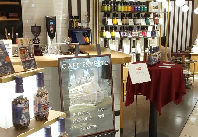 落ち着かない店内