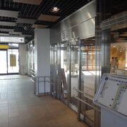 地下鉄駅内にある震災関連の展示スペース