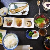 朝食ですが年寄りの夕食にちょうどいい感じです（酒があれば）