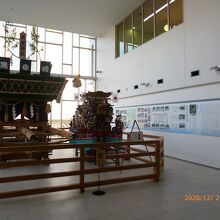 八幡西図書館に展示されたます。