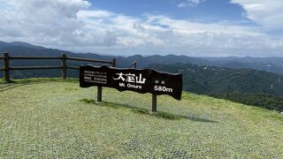 噴火でできた円錐形の美しい山です。