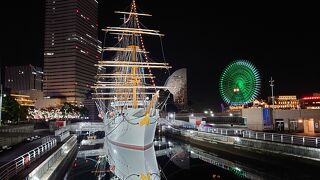 おすすめは夜！ライトアップされた日本丸がきれい！