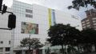 天神交差点の一画を占めています。