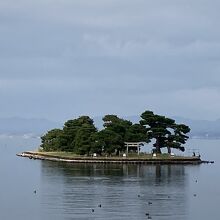 湖に浮かぶ島と鳥居