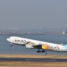 羽田空港を離陸する飛行機