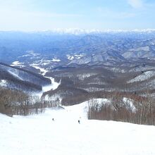 会津高原たかつえスキー場の山頂からの雄大な景色とゲレンデ