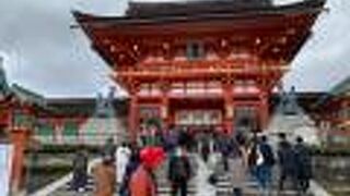 赤い立派な門に感動