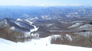 会津の山々の絶景を見ながら滑るスキー