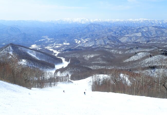会津の山々の絶景を見ながら滑るスキー