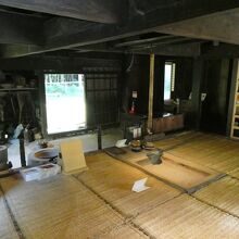 土間と台所が有る「ナカエ」部分です