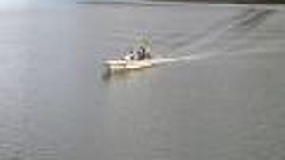 渡し舟で円山川を渡る