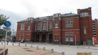 きれいなレンガ色の建物です