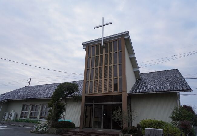 シンプルな構造の静かな教会です