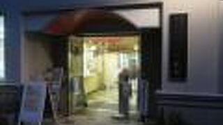 練習に励む若者たちがたくさん居ました。