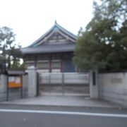 住宅街にある寺院です。