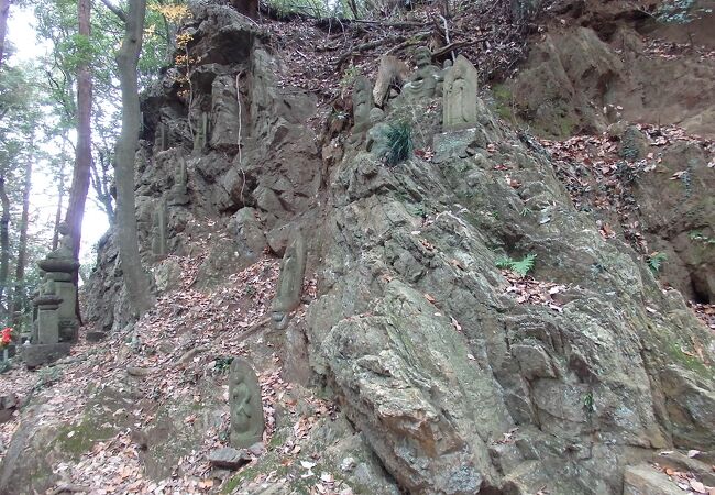 天覧山に登る途中十六羅漢仏を見ました