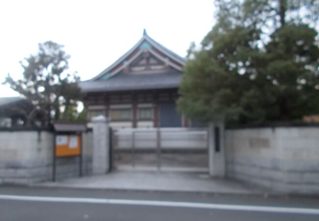 住宅街にある寺院です。