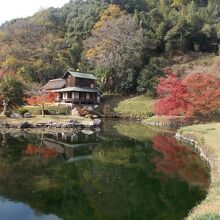 池のほとりに建つ吟風閣