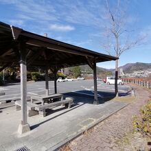 公園内休憩所・トイレ施設あり