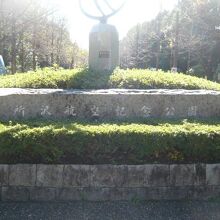 所沢航空記念公園の入口にある植込み花壇です。標識があります。
