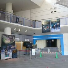 ２００名は入れる大型の映像ブースです。別料金で、有料です。