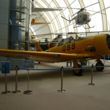 展示館内に置かれている航空機の実物です。多数の実機があります