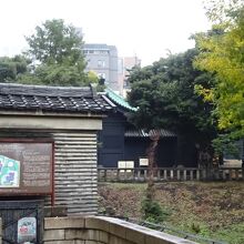 本郷通りに面しているここから入徳門に続きます