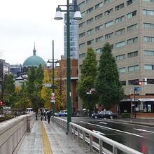 この交通量の多い通りから一歩入ると、一変する静けさが有ります