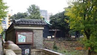 交通量の多い本郷通り隣りにありますが、緑の多い湯島聖堂は静寂の世界です。