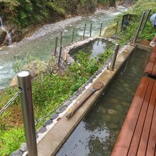 滝を見渡せる足湯