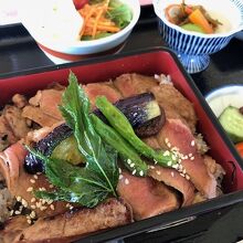 ステーキ重。￥4000くらいですが、サービス料がかかります。