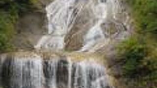 足湯や混浴温泉に入りながら滝を見る。ホワイトロードからは３００段の階段・・