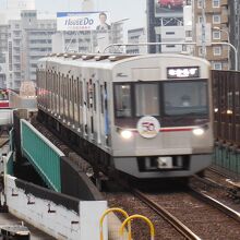 北大阪急行の電車。
