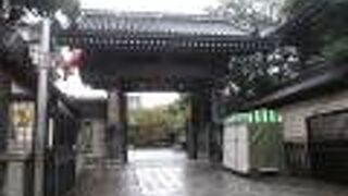 山門に大きな抱き沢瀉紋