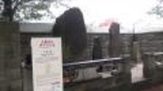 「勅願石」など珍しいものがあります。