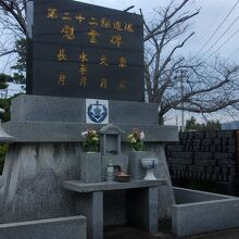 慰霊碑には花が手向けられているものも多い