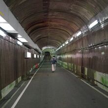 トンネルを歩いて電気バス乗り場へ