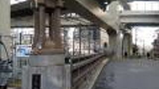 横に平行して鉄道の線路が走る