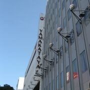 繁華街にあります