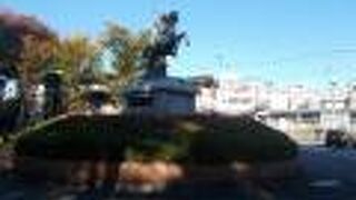 駅前広場に立ったいます。