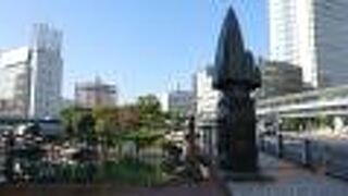 欄干の「親柱」がユニークで存在感のある柱です。