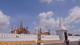 観光客がワンサカ。