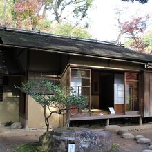 右側の広間外観