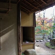 茶室の入口と庭園
