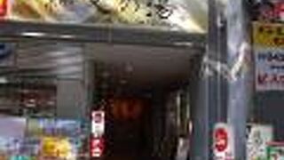 馬場大門のケヤキ並木沿いにあります。