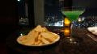 夜景を見ながらお酒を楽しめます