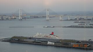 横浜港大さん橋国際客船ターミナルもライトアップされて綺麗なスポットですが、ここから見る「みなとみらい21」も綺麗で一石二鳥の観光スポットです。