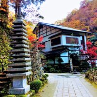 庄川峡の紅葉の中に佇む絶景のお宿です。