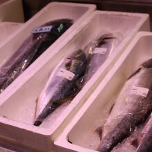 氷蔵された丸ごとの魚